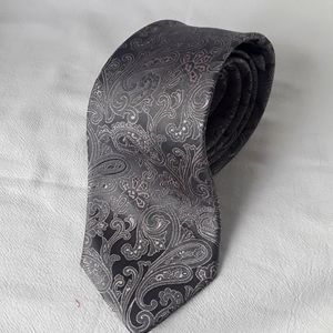 Like new Michael Kors elegant and intricate paisley 100% silk neck tie.